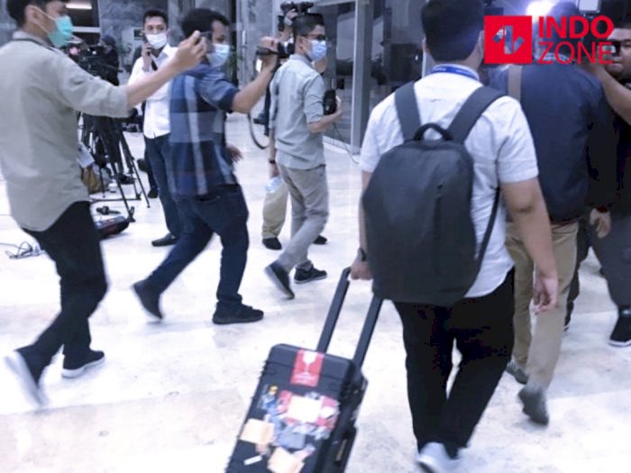 Dua Jam Geledah Ruangan Azis Syamsuddin, Penyidk KPK Turun Bawa Dua Koper