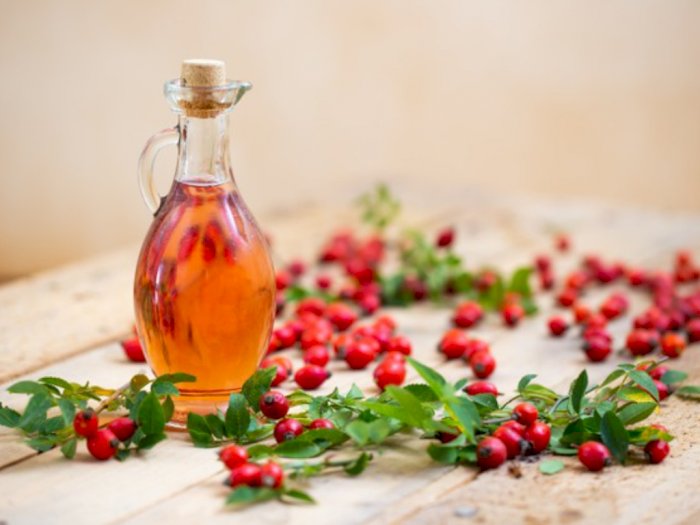 Rosehip Oil, Bahan Skincare Populer untuk Anti Aging dan Jerawat