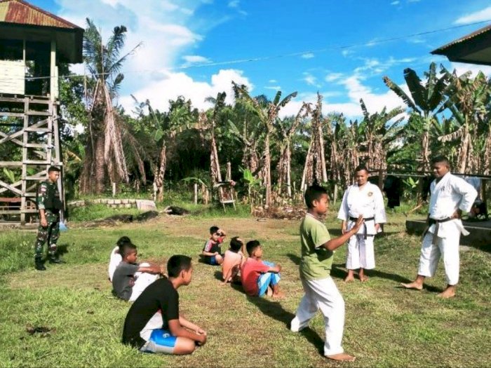 Satgas TNI Beri Latihan Karate untuk Anak-Anak di Perbatasan Papua