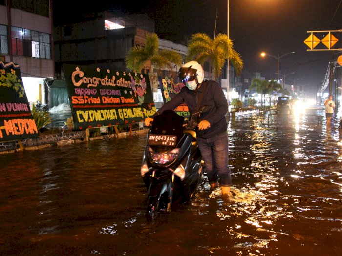 FOTO: Kota Dumai Direndam Banjir Rob