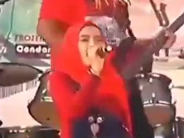 Meski Napas Tersengal-sengal, Remaja Wanita Ini Asik Bernyanyi di Acara Festival Musik