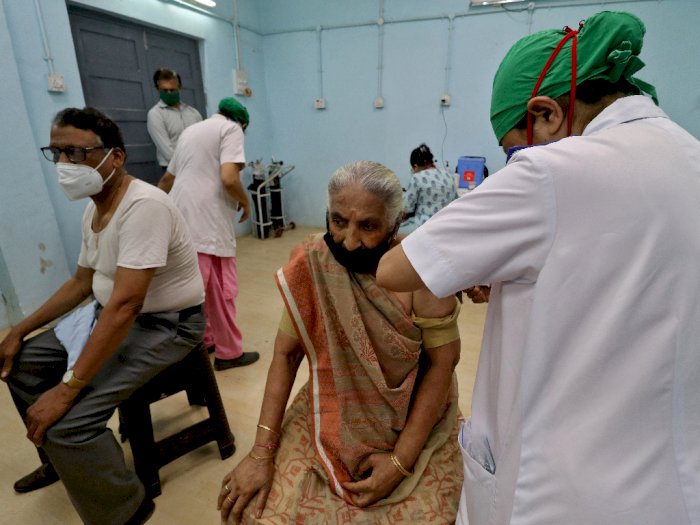 Tsunami Covid-19 Makin Parah, Rakyat India Berebut Dapat Vaksin