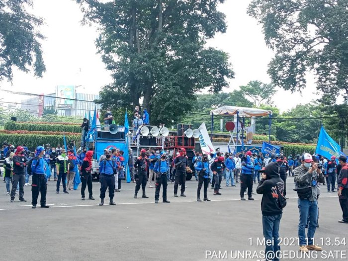 Massa Buruh Datangi Gedung Sate di Bandung, Polisi Bersiaga