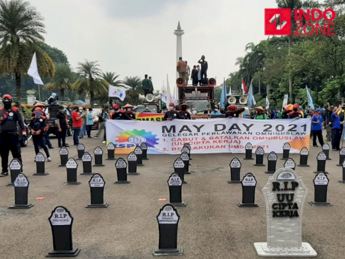FOTO: Kumpulan Replika Nisan dalam Aksi Buruh Peringati May Day di Jakarta