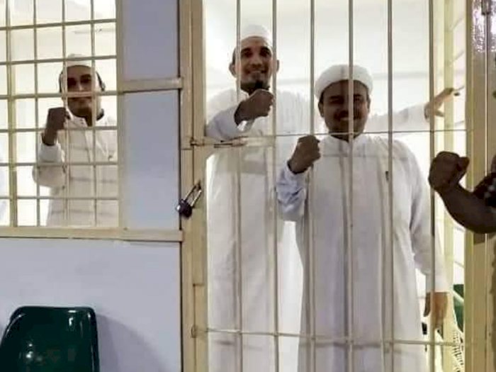 Kondisi Rizieq di Tahanan, Kepalkan Tangan Kompak Tersenyum dengan Ahmad Sobri Lubis