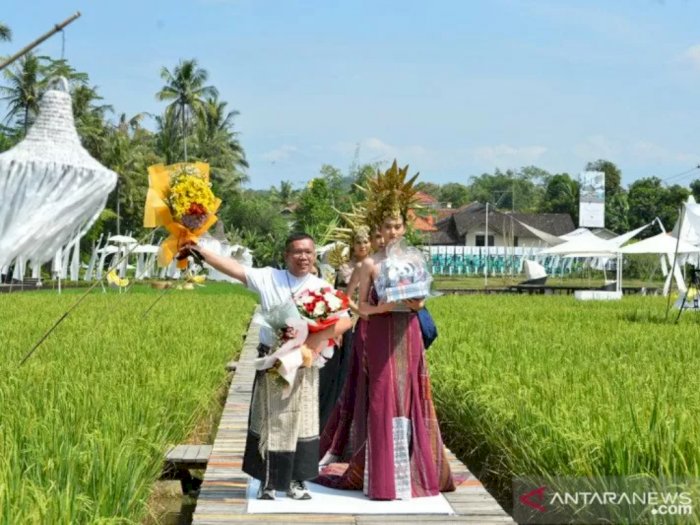 Menyatu dengan Alam, Indonesia Fashion Parade Tampilkan Pagelaran Busana di Tengah Sawah