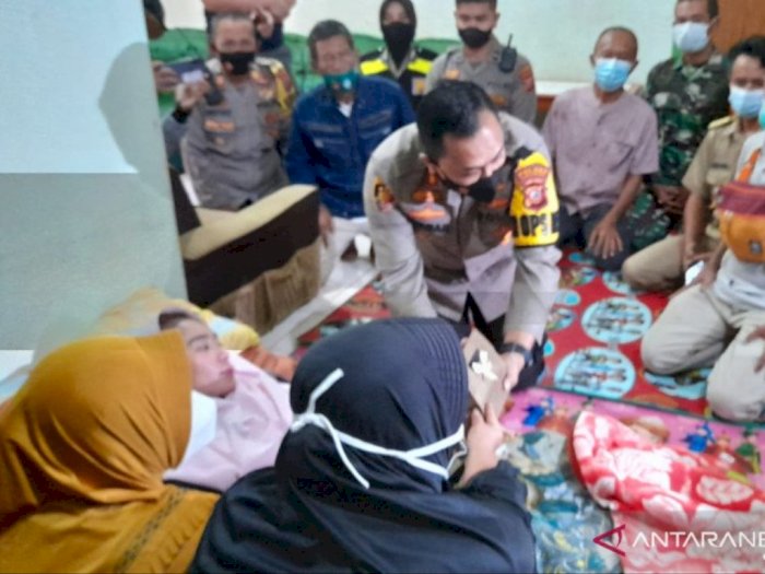 Guru yang Lumpuh Usai Divaksin Covid-19 Dapat Bantuan dari Jokowi