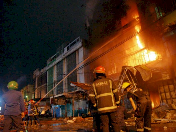 Foto Berita: Pemadam Kebakaran Kota Medan Berjibaku Padamkan Api dari Toko Mebel