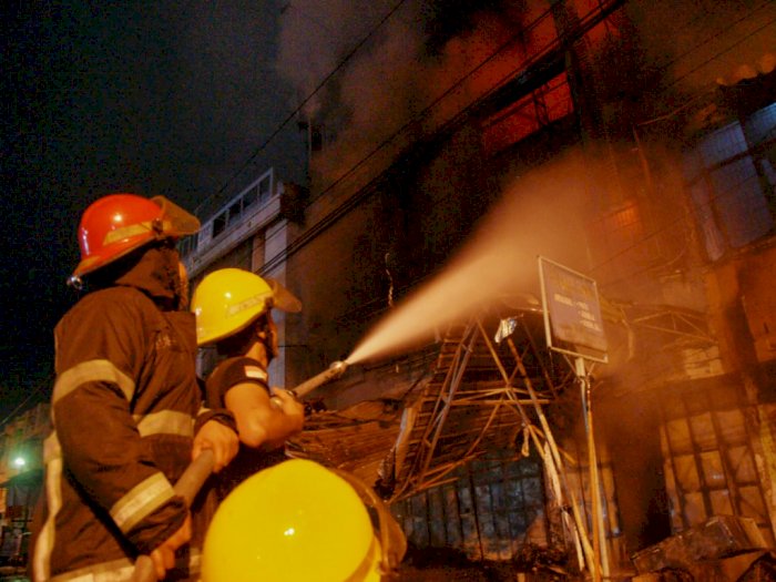 10 Armada Damkar Berjuang Padamkan Api di Toko Mebel di Jalan Brigjen Zein Hamid Medan