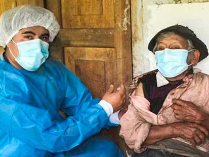 Tim Medis Ini Berjalan Selama 3 Jam untuk Memberikan Suntikkan Vaksin pada Pria 121 Tahun