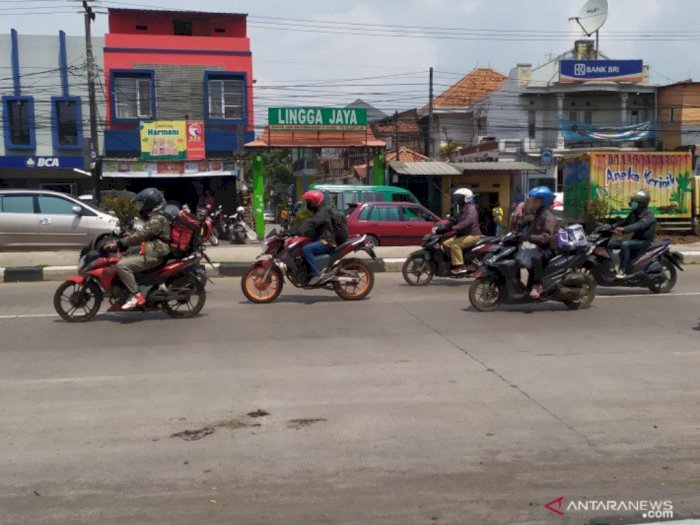 Pemudik Sepeda Motor Mulai Terlihat di Jalan Raya Bandung-Garut, Bawa Ransel Besar