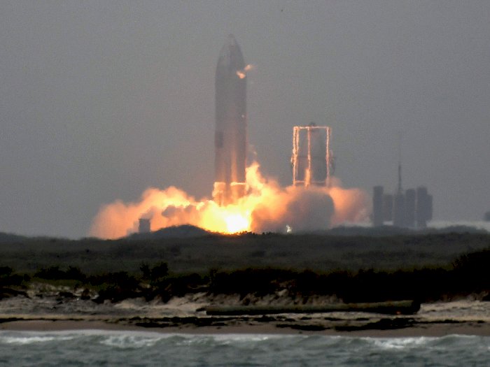 Roket SpaceX Milik Elon Musk Mendarat Sempurna Setelah 4 Kali Meledak