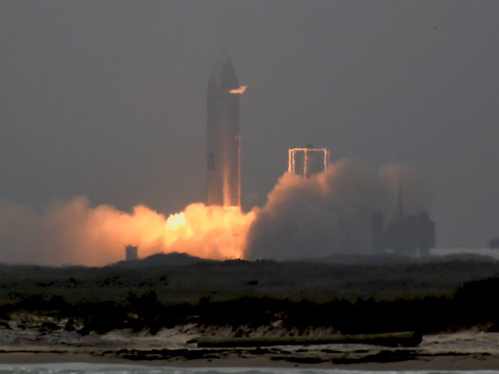 Untuk Pertama Kalinya, Roket Starship SpaceX Berhasil Mendarat Tanpa Meledak!