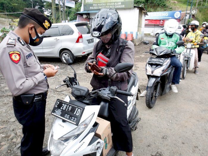 FOTO: Penyekatan Kendaraan Pemudik di Perbatasan Cianjur-Bogor