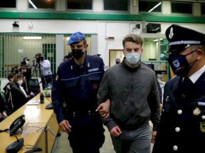 2 Mahasiswa yang Menikam Polisi Italia dengan Pisau Rambo Dipenjara Seumur Hidup