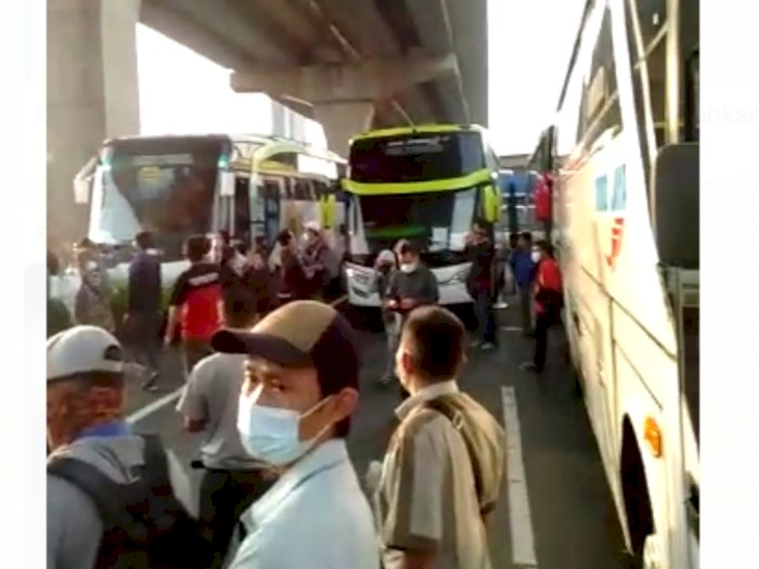 Viral Rombongan Bus Berhenti di Tol Japek karena Penyekatan Mudik, Begini Faktanya