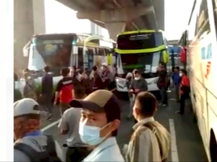 Begini Penjelasan Polisi Soal Video Viral Bus Berhenti di Tol Japek