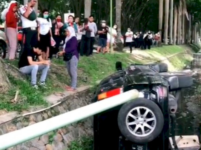 Viral Mobil Nyungsep Masuk Selokan, Pengemudinya Syok dan Tertunduk Lesu