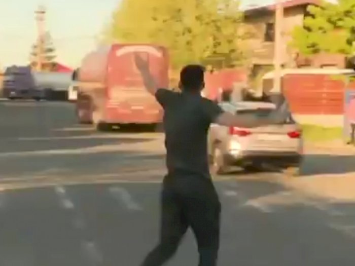 Viral Video Pemain Rumania Tertinggal Bus, Dibiarkan Lari di Tengah Jalan