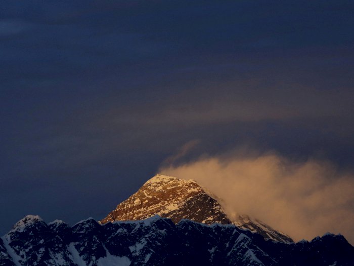 Karena COVID-19, Puluhan Pendaki di Gunung Everest Dievakuasi