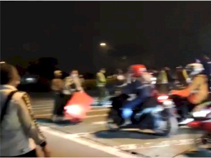 Viral Video Gerombolan Pemudik Terobos Sekat di Jalan Raya, Petugas Kewalahan