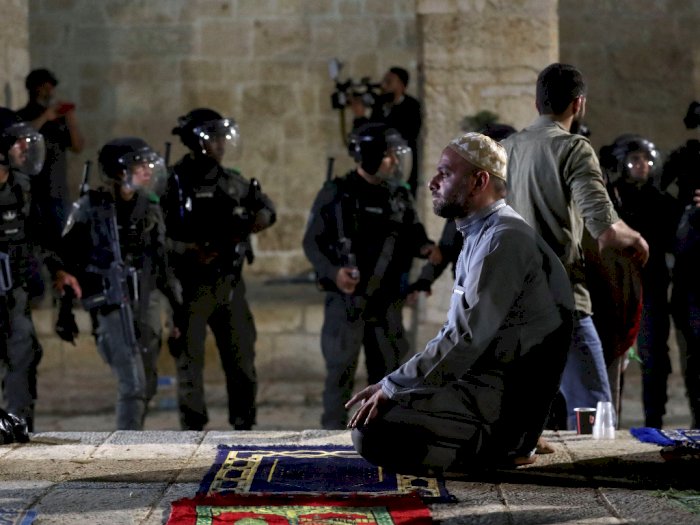 Puluhan Jamaah Shalat Tarawih Mengalami Luka-luka Setelah Israel Menyerang Masjid Al Aqsa