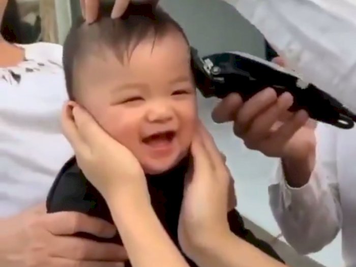 Reaksi Menggemaskan Seorang Bayi saat Pertama Kali Pangkas Rambut, Bikin Terhibur!