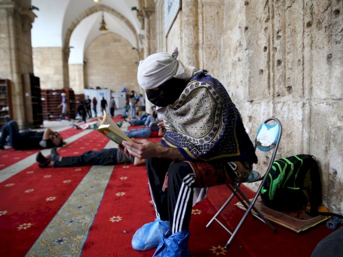 Potret Lelaki Sejati di Palestina yang Tetap Membaca Al-Quran di Tengah Serangan Israel