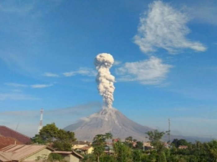 Gunung Sinabung di Karo Kembali Erupsi, Luncurkan Abu Vulkanik Sejauh 2.500 Meter