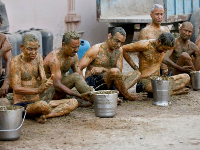 Warga India Mandi di Kotoran & Urine Sapi untuk 'Meningkatkan Kekebalan' Terhadap Covid-19