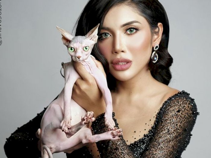 Ngaku 'Cat Woman' saat Foto Bareng Kucing Sphynx, Millen Cyrus Diprotes: Cat Man Harusnya!