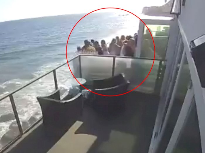 Detik-detik Mengerikan Balkon Pinggir Laut yang Penuh Orang Runtuh dan Jatuhkan Pengunjung