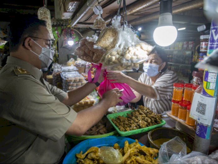 Cek Ketersediaan Pangan di Pasar Mayestik, Anies Borong Telor hingga Tempe