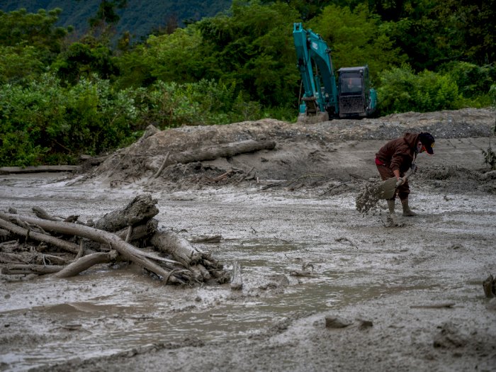 FOTO: Banjir Lumpur Terjang Desa Beka