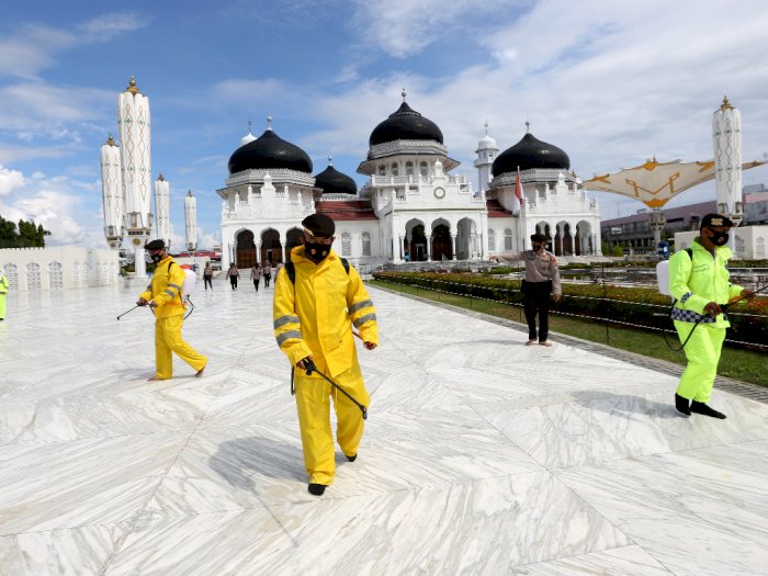 FOTO: Penyemprotan Disinfektan di Masjid Raya Baiturrahman