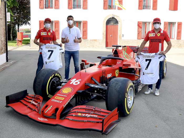 Mampir ke Pabrik Ferrari, Cristiano Ronaldo Langsung Bawa Pulang Mobil Baru!