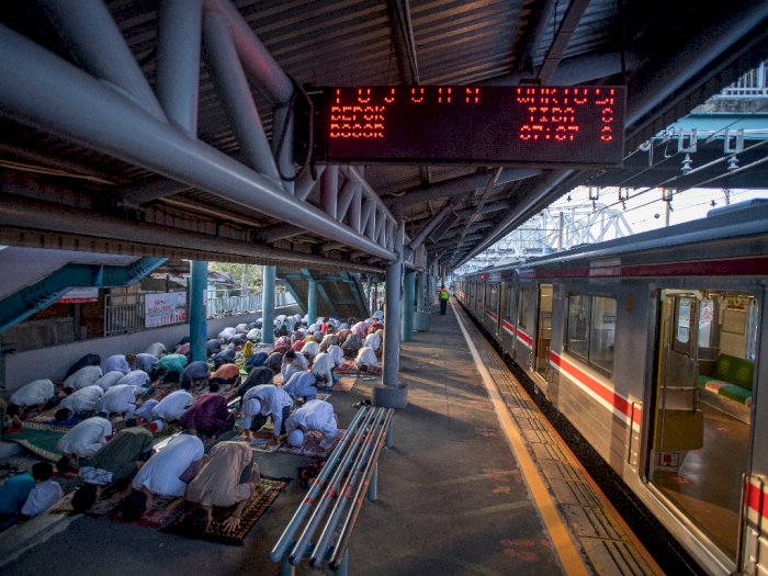 FOTO: Shalat Idul Fitri di Stasiun Kereta Api