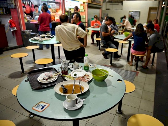 Catat! Pengunjung Singapura Didenda Rp3 Juta Jika Tak Bersihkan Meja Makan di Food Court