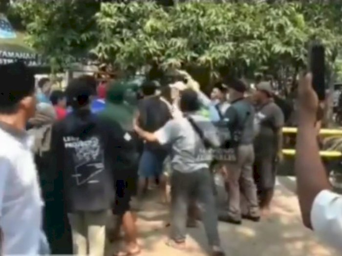 Video Warga Ngamun di TPU Tegal Alur Jakarta Barat, Gerbang Ditutup Untuk Peziarah