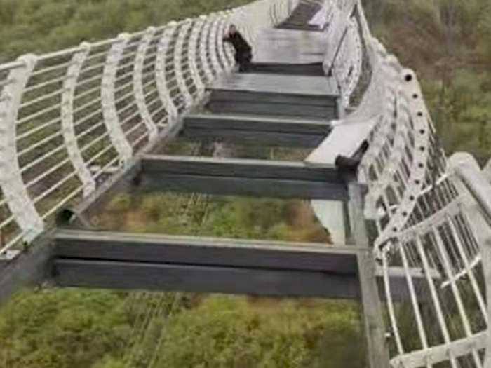 Menegangkan! Pria Ini Terjebak di Atas Jembatan Kaca  Rusak dengan Ketinggian 100 Meter