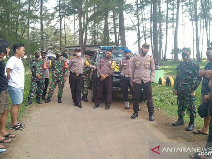 Polisi Bersama TNI Bubarkan Pengunjung Tempat Wisata di Mukomuko Bengkulu