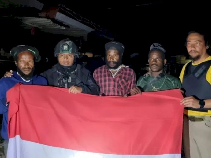 Usai Menyerahkan Diri, 3 Anggota KKB Berfoto Sambil Memegang Bendera Merah Putih