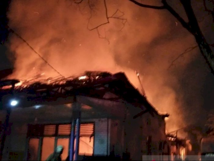 8 Unit Mobil Damkar Dikerahkan untuk Padamkan Rumah Terbakar di Manggarai