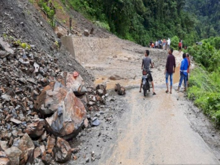 Jalan Lintas Kotanopan - Ulu Pungkut Tertimbun Material Tanah Longsor Akibat Hujan Deras