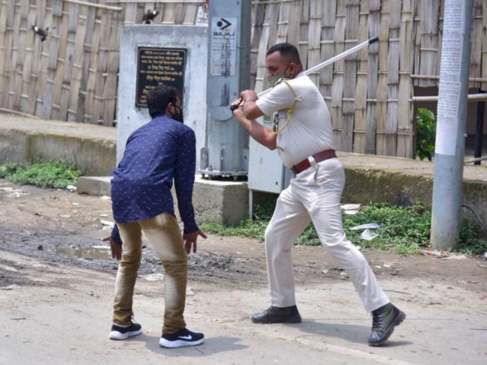 Patugas Polisi India Terlihat Memukul Orang yang Melanggar Aturan Covid-19 dengan Tongkat