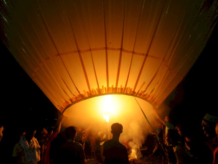 FOTO: Tradisi Menerbangkan Balon Asap di Pamekasan