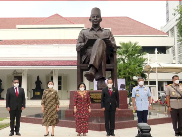 Megawati Resmikan Patung Bung Karno di Halaman Kantor Lemhannas