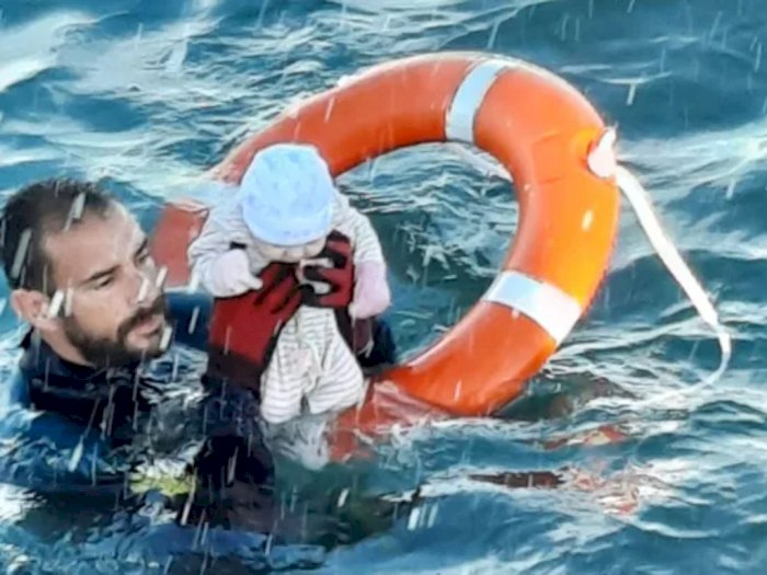 Polisi Berhasil Selamatkan Bayi Baru Lahir saat Imigran dari Maroko Berenang ke Spanyol