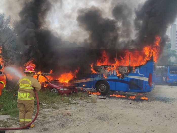 Kebakaran Diduga Korsleting Listrik, Sejumlah Mobil di Pos Transit Bus Mampang Terbakar