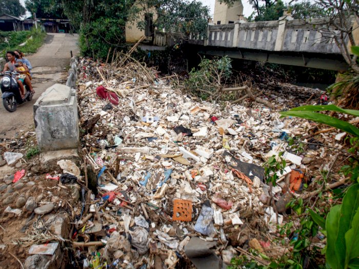 FOTO: Sungai Tersumbat Sampah di Bogor